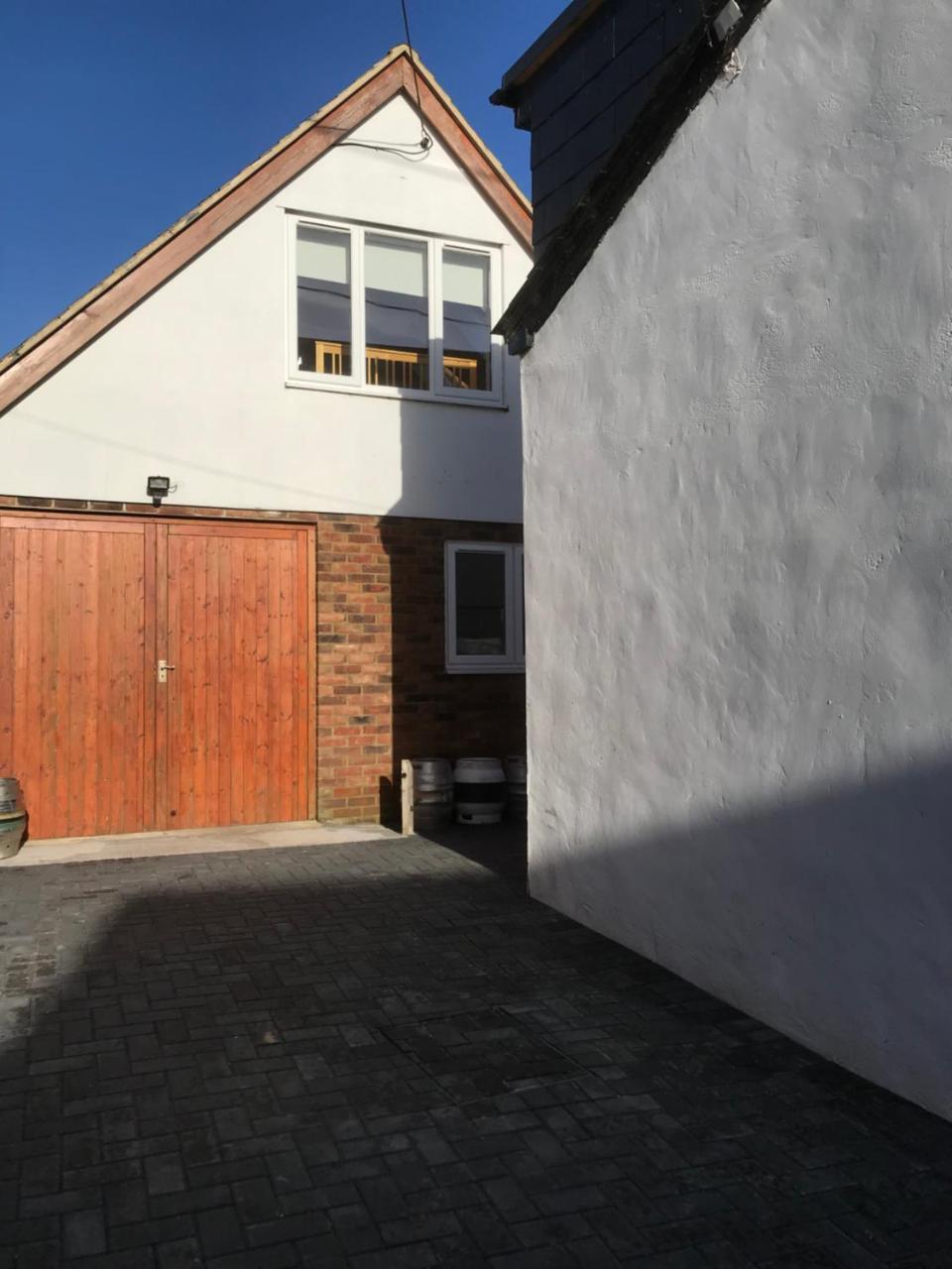 Studio Above Worlds End Microbrewery And Behind The Crown Inn Pewsey Exterior foto